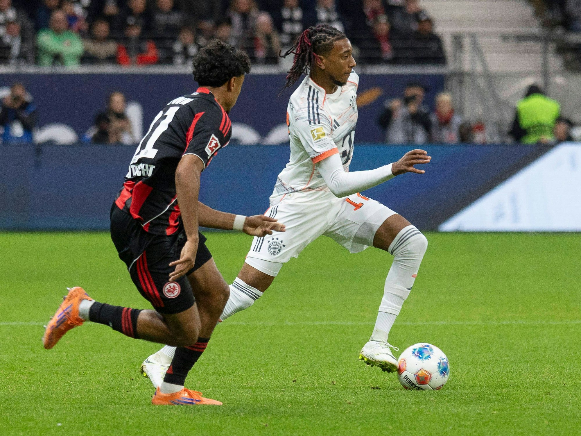 Bayerns Michael Olise (r.) in Aktion mit Ball.