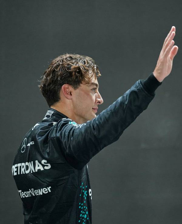 George Russell winkt in Richtung der Fans.