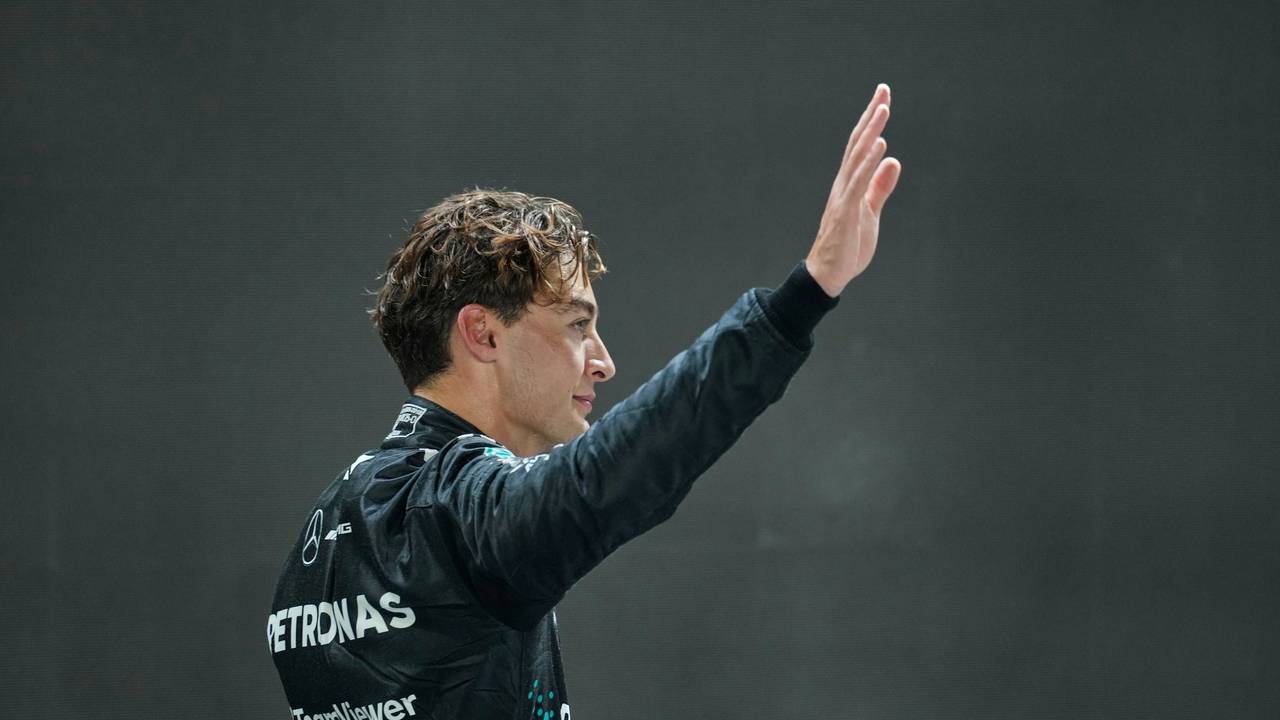 George Russell winkt in Richtung der Fans.