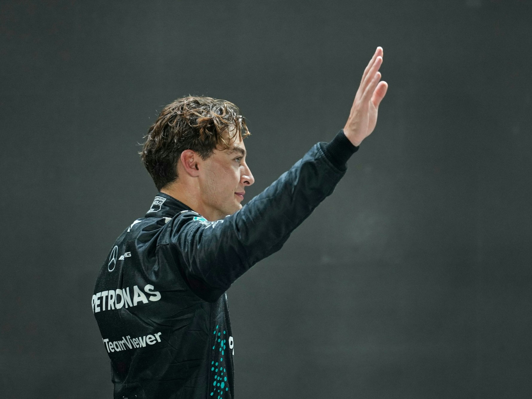 George Russell winkt in Richtung der Fans.