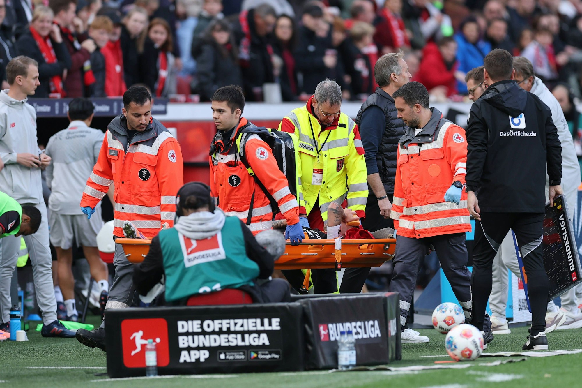 Alejandro Grimaldo wird von Sanitätern vom Platz getragen.