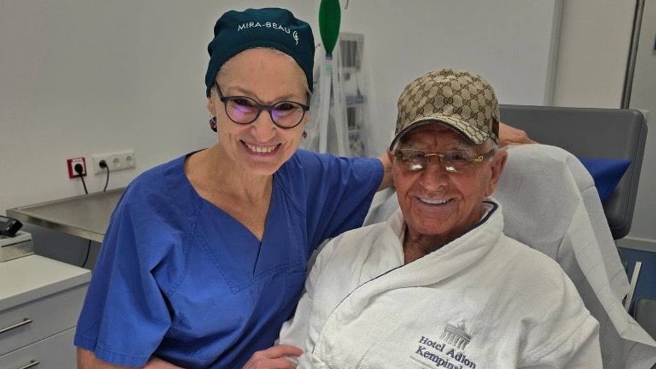 Prinz Frédéric von Anhalt sitzt neben Intimchirurgin Prof. Dr. Dr. Ursula Mirastschijski auf einem Behandlunsstuhl