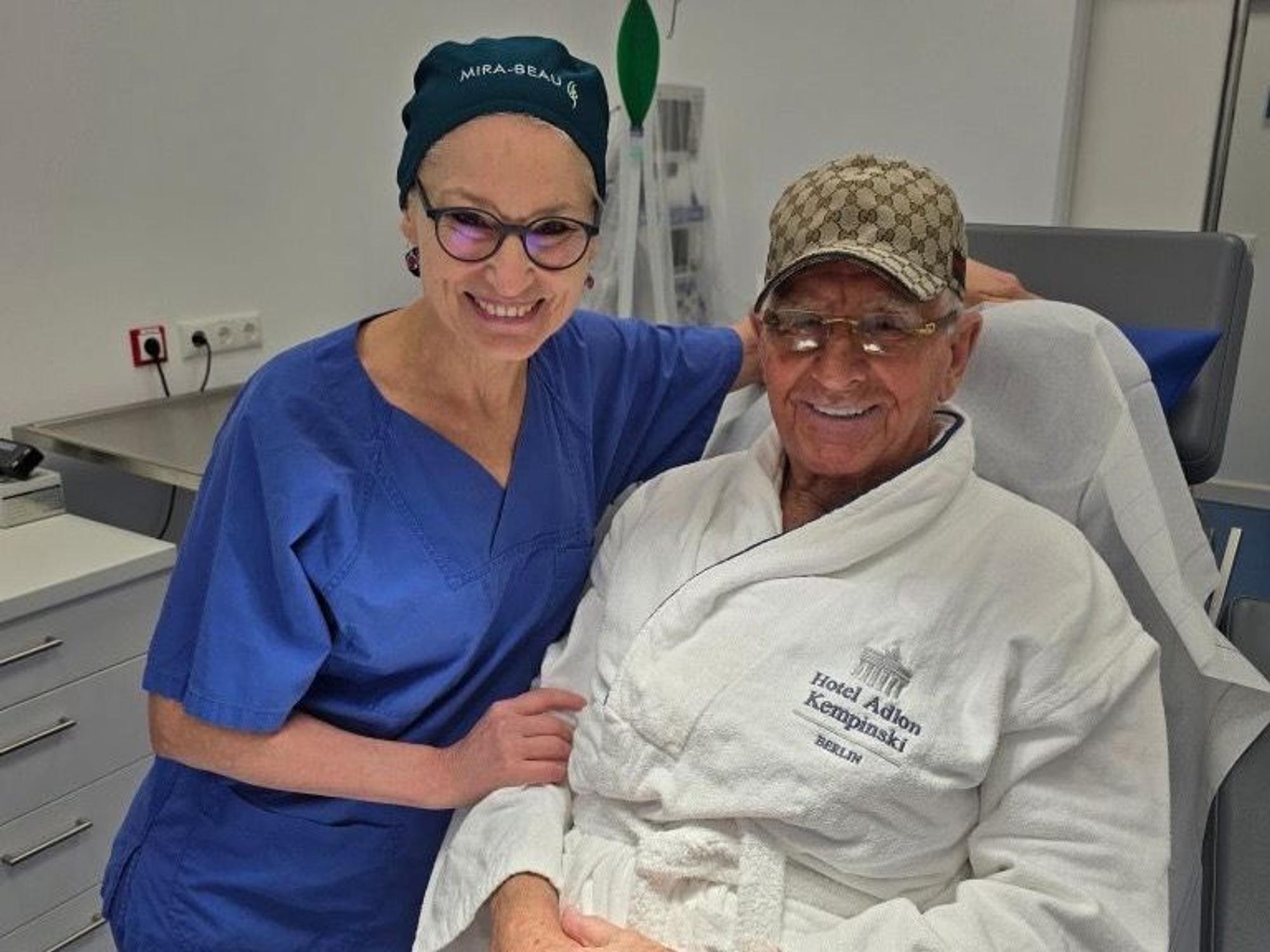 Prinz Frédéric von Anhalt sitzt neben Intimchirurgin Prof. Dr. Dr. Ursula Mirastschijski auf einem Behandlunsstuhl