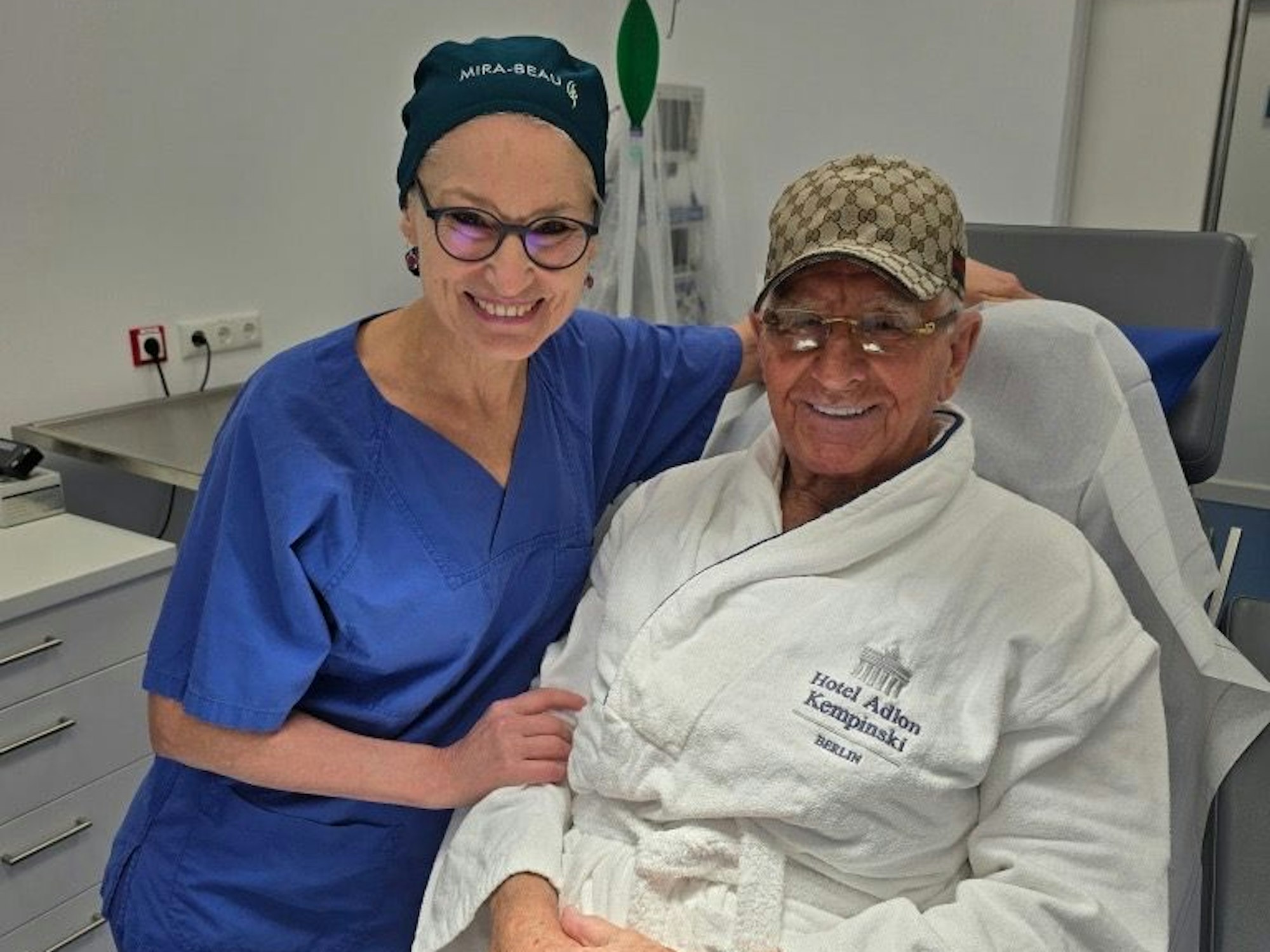 Prinz Frédéric von Anhalt sitzt neben Intimchirurgin Prof. Dr. Dr. Ursula Mirastschijski auf einem Behandlunsstuhl