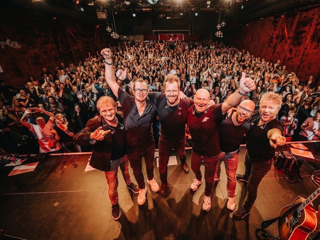 Die Paveier stehen nach dem Auftritt auf der Bühne.