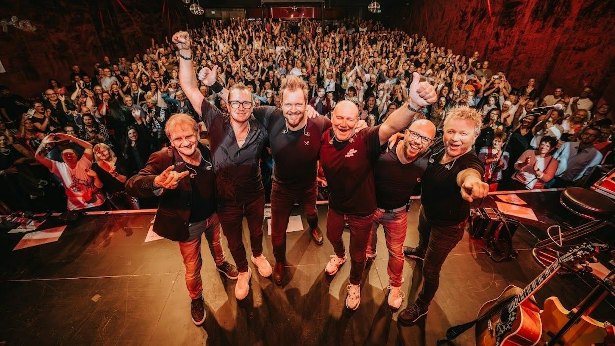 Die Paveier stehen nach dem Auftritt auf der Bühne.