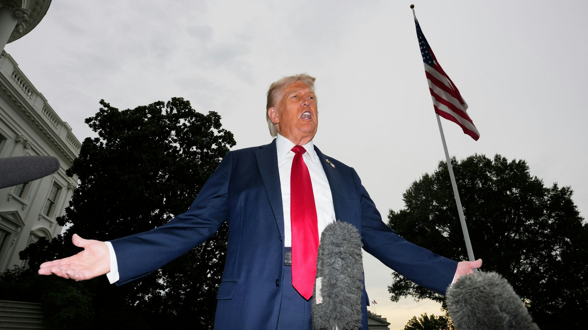 US-Präsident Donald Trump spricht mit Reportern, bevor er mit Marine One vom South Lawn des Weißen Hauses abfliegt.