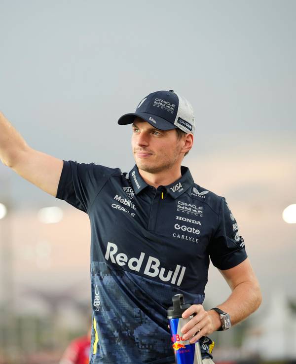 Max Verstappen winkt den Fans zu.