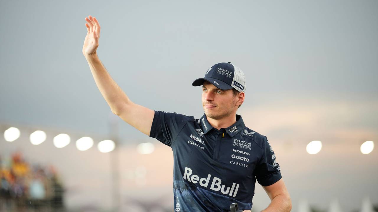 Max Verstappen winkt den Fans zu.