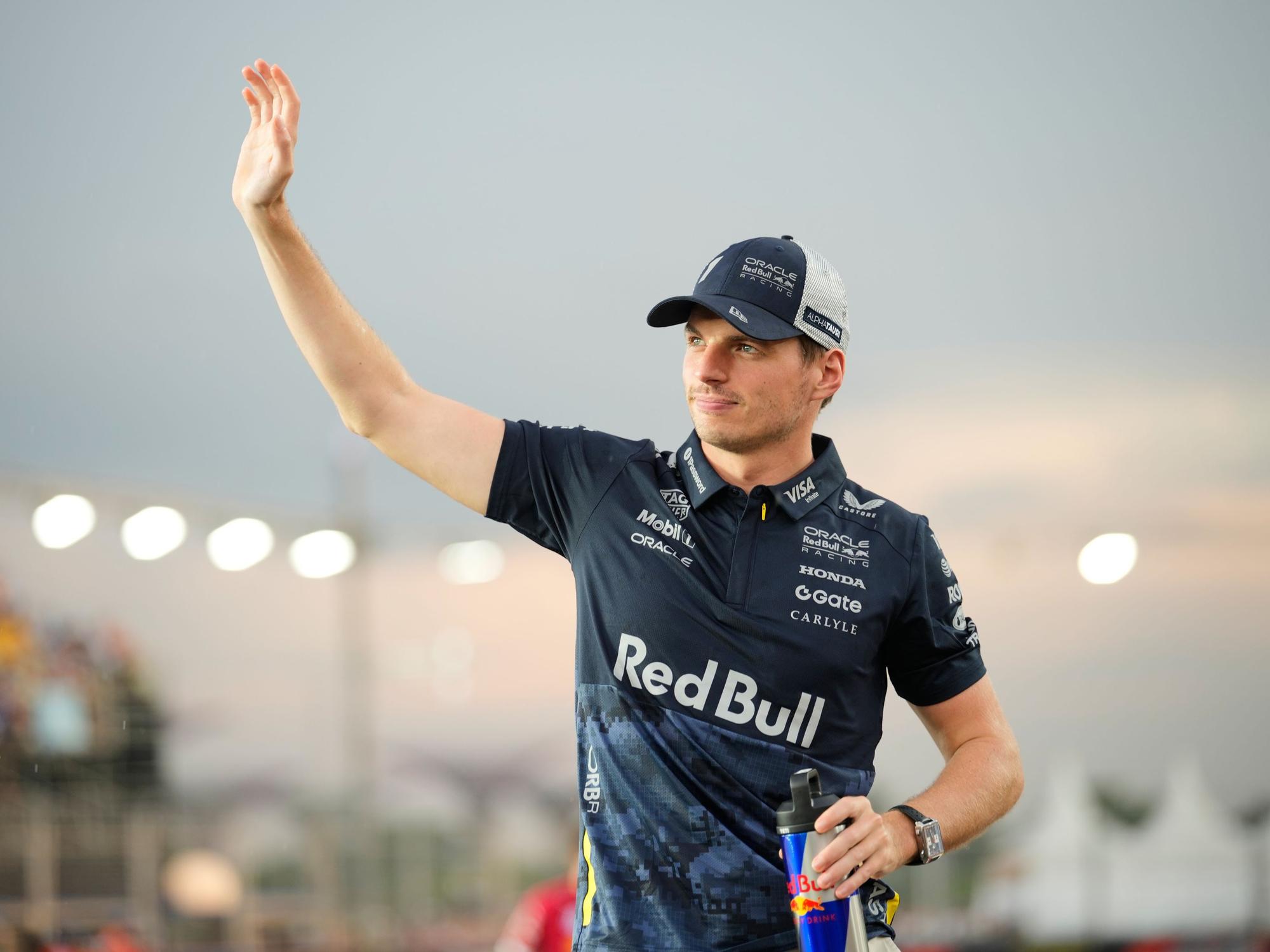 Max Verstappen winkt den Fans zu.