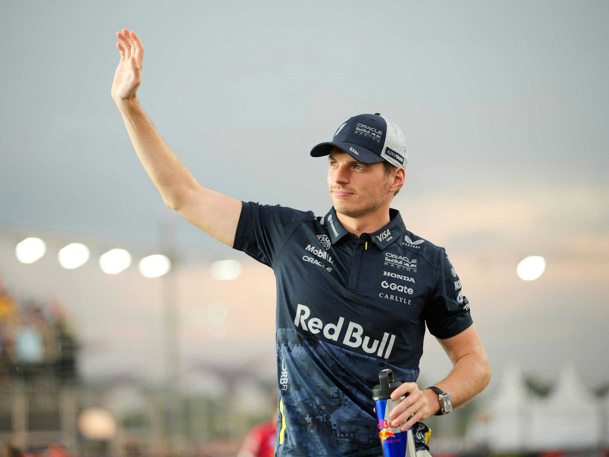 Max Verstappen winkt den Fans zu.