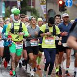 Buntes Läuferfeld beim Köln-Marathon.