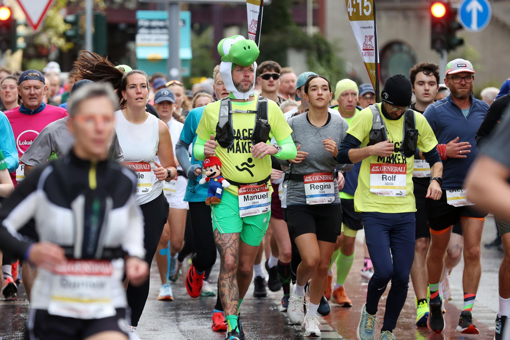 Buntes Läuferfeld beim Köln-Marathon.