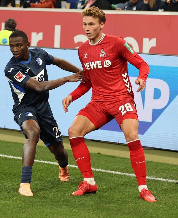 Zweikampf zwischen Bazoumana Touré (TSG 1899 Hoffenheim) und Sebastian Sebulonsen (1. FC Köln).
