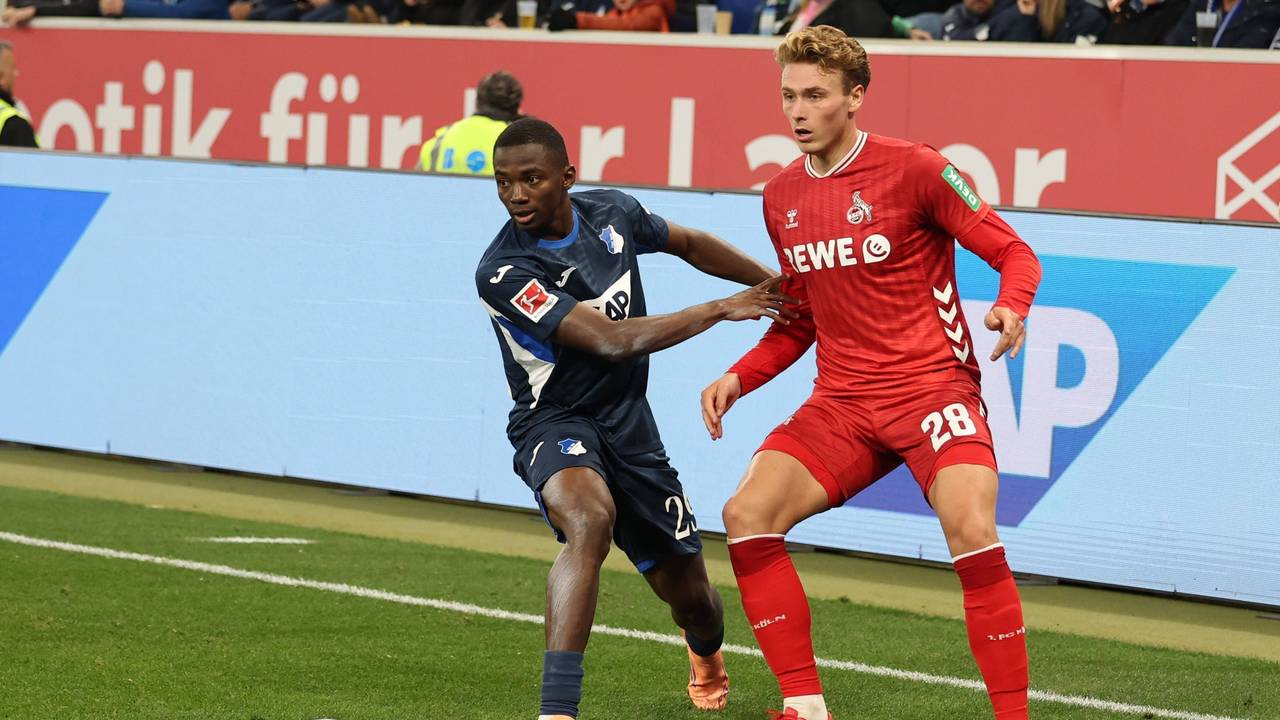 Zweikampf zwischen Bazoumana Touré (TSG 1899 Hoffenheim) und Sebastian Sebulonsen (1. FC Köln).