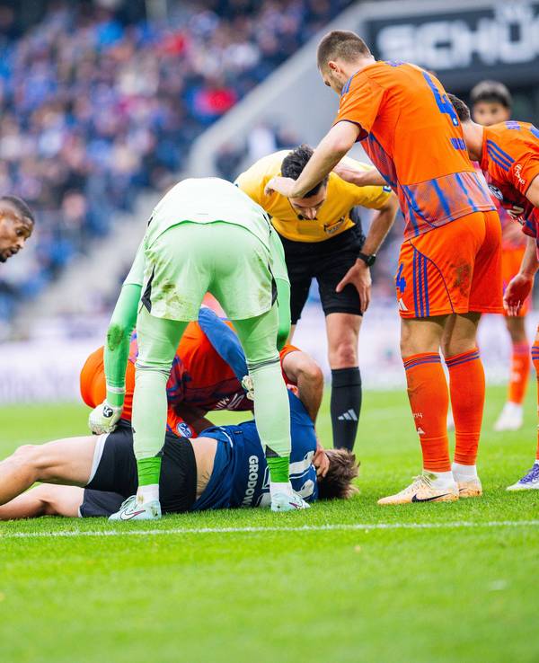 Schalke-Abwehrchef Katic hilft Gegenspieler Grodowski.