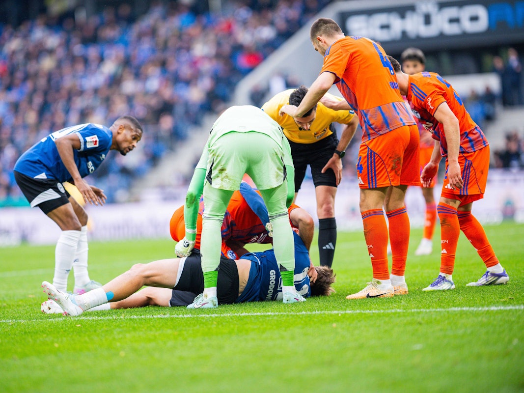 Schalke-Abwehrchef Katic hilft Gegenspieler Grodowski.