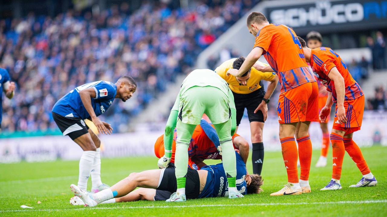 Schalke-Abwehrchef Katic hilft Gegenspieler Grodowski.