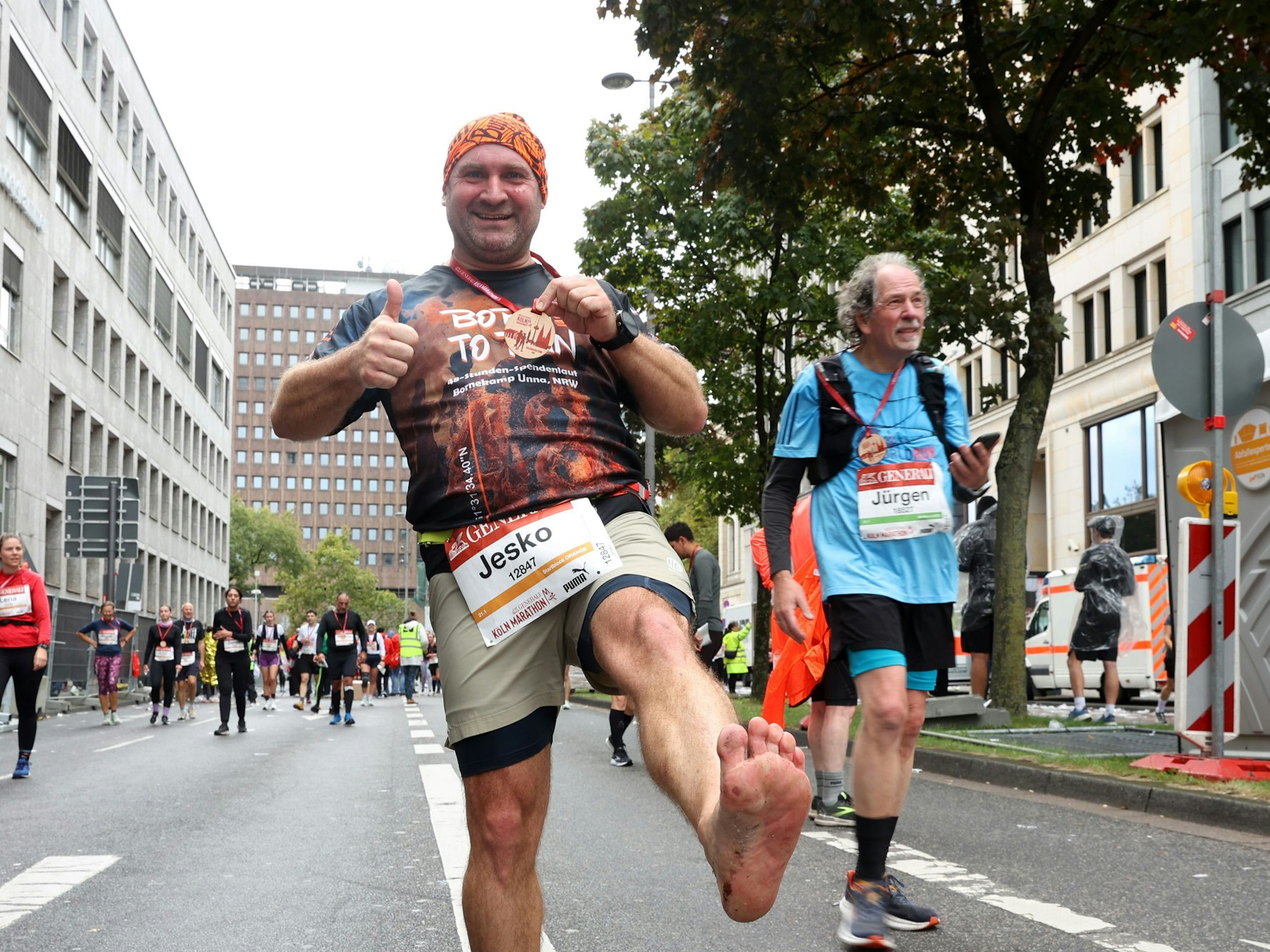 05.10.2025
Köln:
27. Generali Köln Marathon: Die Laufveranstaltung wird immer beliebter, in diesem Jahr sind 37.000 Teilnehmende angemeldet.
Jeske barfuss unterwegs
Foto: Martina Goyert