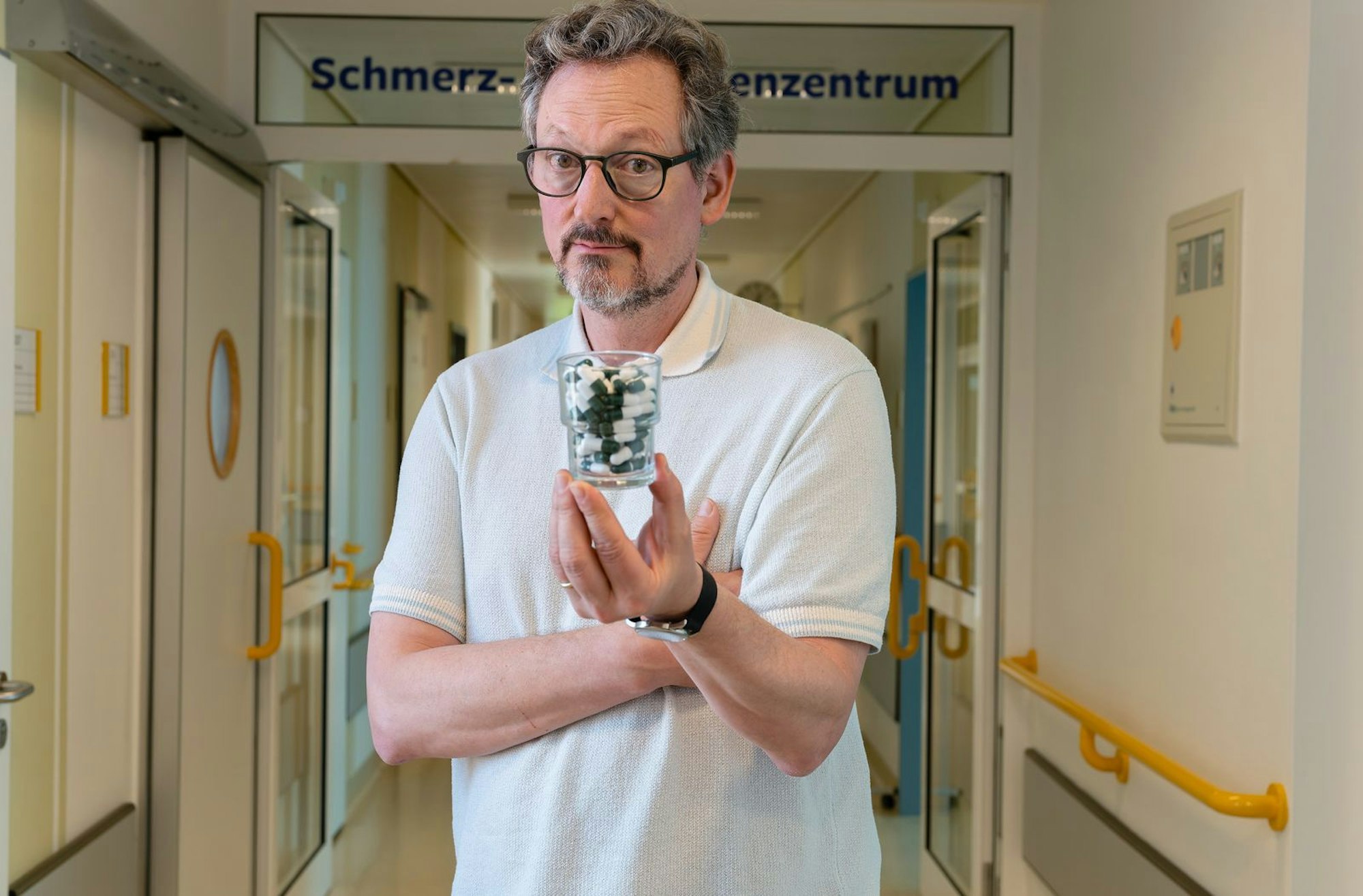 Dr. Eckart von Hirschhausen geht in der ARD-Doku „Hirschhausen und der Schmerz“ den Schattenseiten der Schmerzmittel auf den Grund. (Bild: WDR/Guido Rottmann)