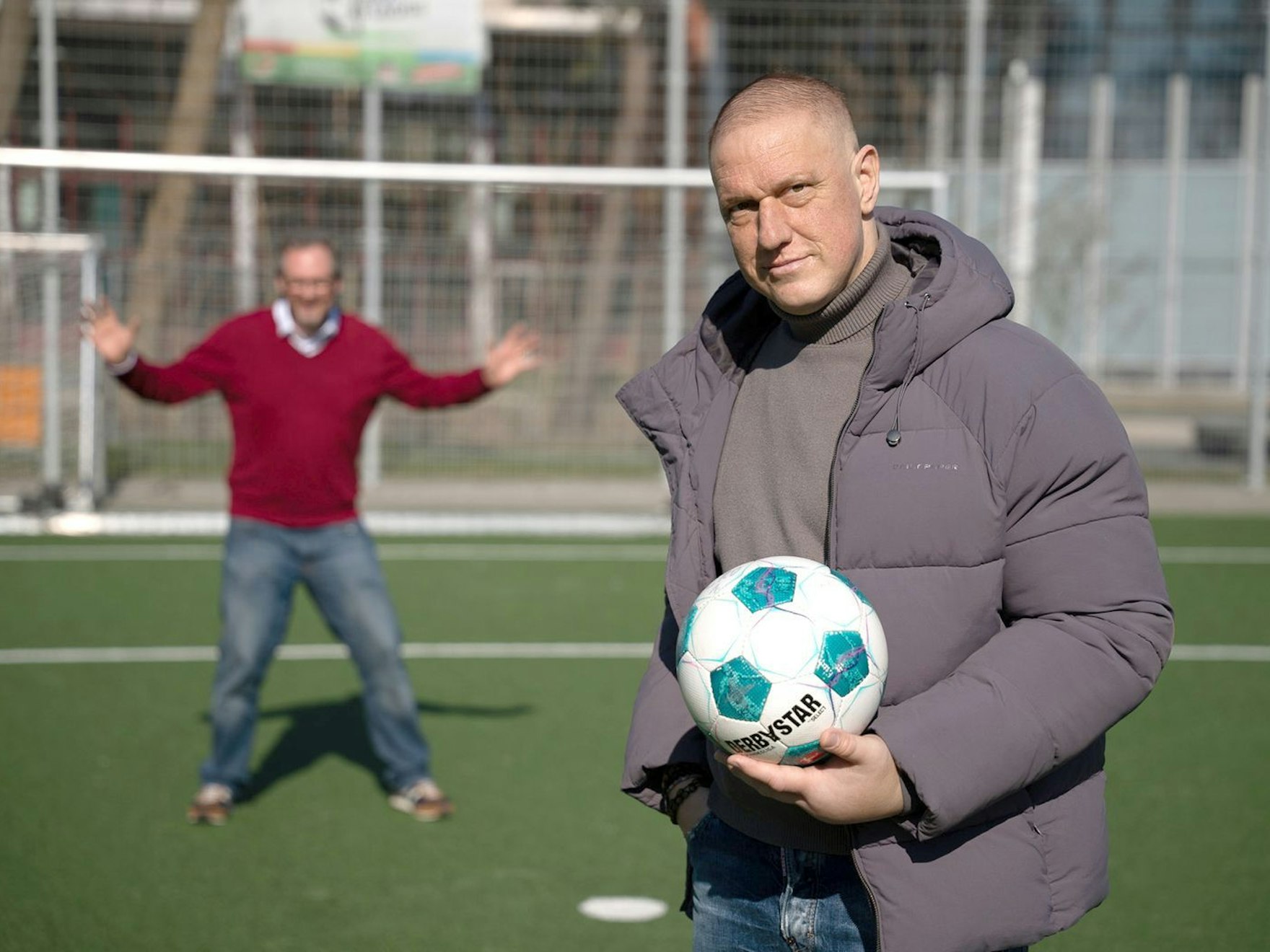 Der Ex-Bundesliga-Star Ivan Klasnić hat mit frei verfügbaren Schmerzmitteln keine guten Erfahrungen gemacht. In der ARD-Doku „Hirschhausen und der Schmerz“ erzählt er von seinem Schicksal. (Bild: WDR/Dennis Wienecke)