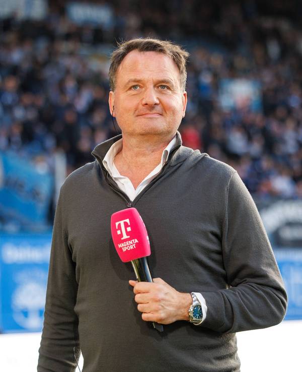 Thomas Wagner steht mit Mikro im Stadion.