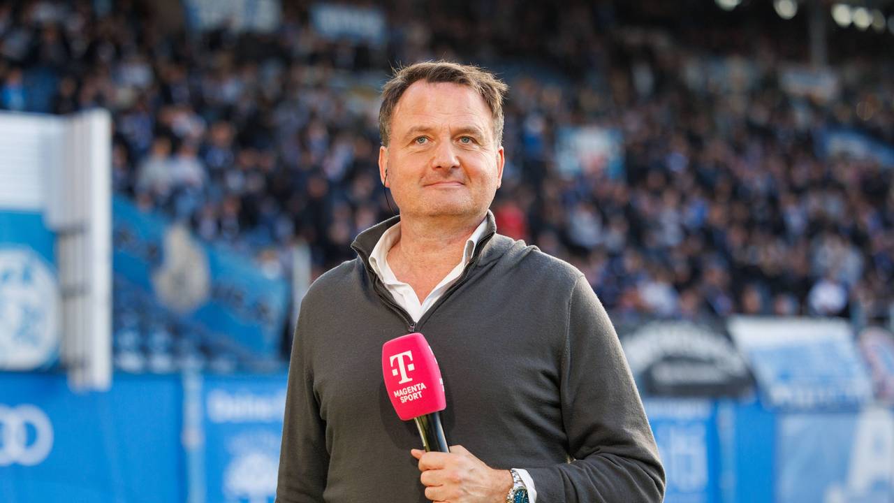 Thomas Wagner steht mit Mikro im Stadion.