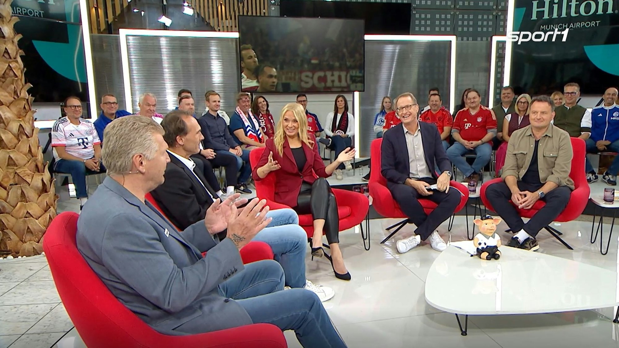 Stefan Effenberg und Britta Hofmann diskutieren.