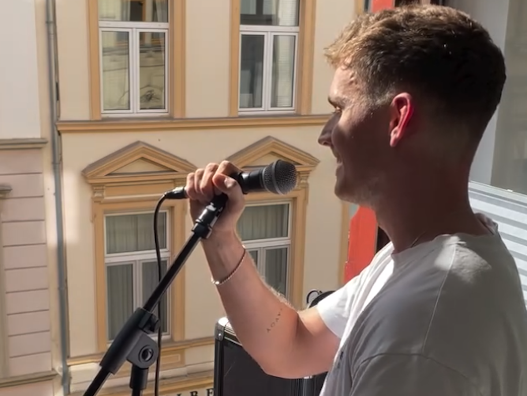 Aus einem Fenster am Friesenwall heraus fanden die Clap2Sing-Konzerte statt. Jetzt ist vorerst Schluss.