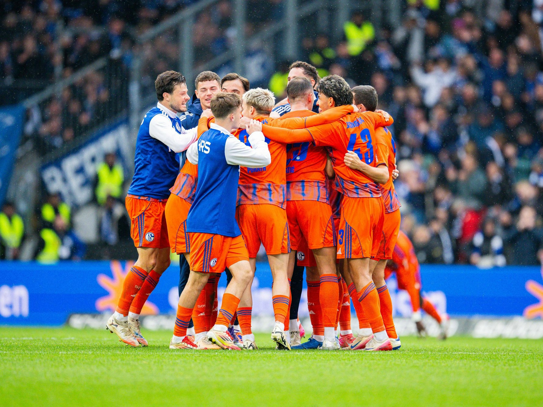 Die Schalker Mannschaft jubelt nach Spielende gegen Bielefeld.