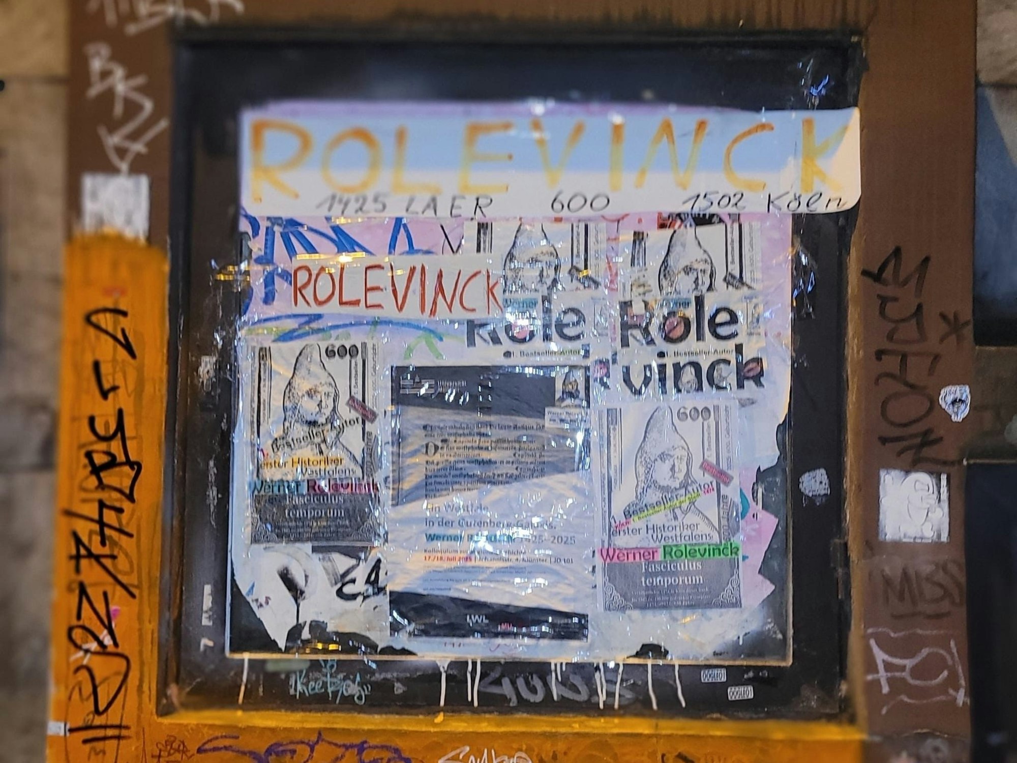 Ein völlig verschmierter Schaukasten in der Kölner Innenstadt