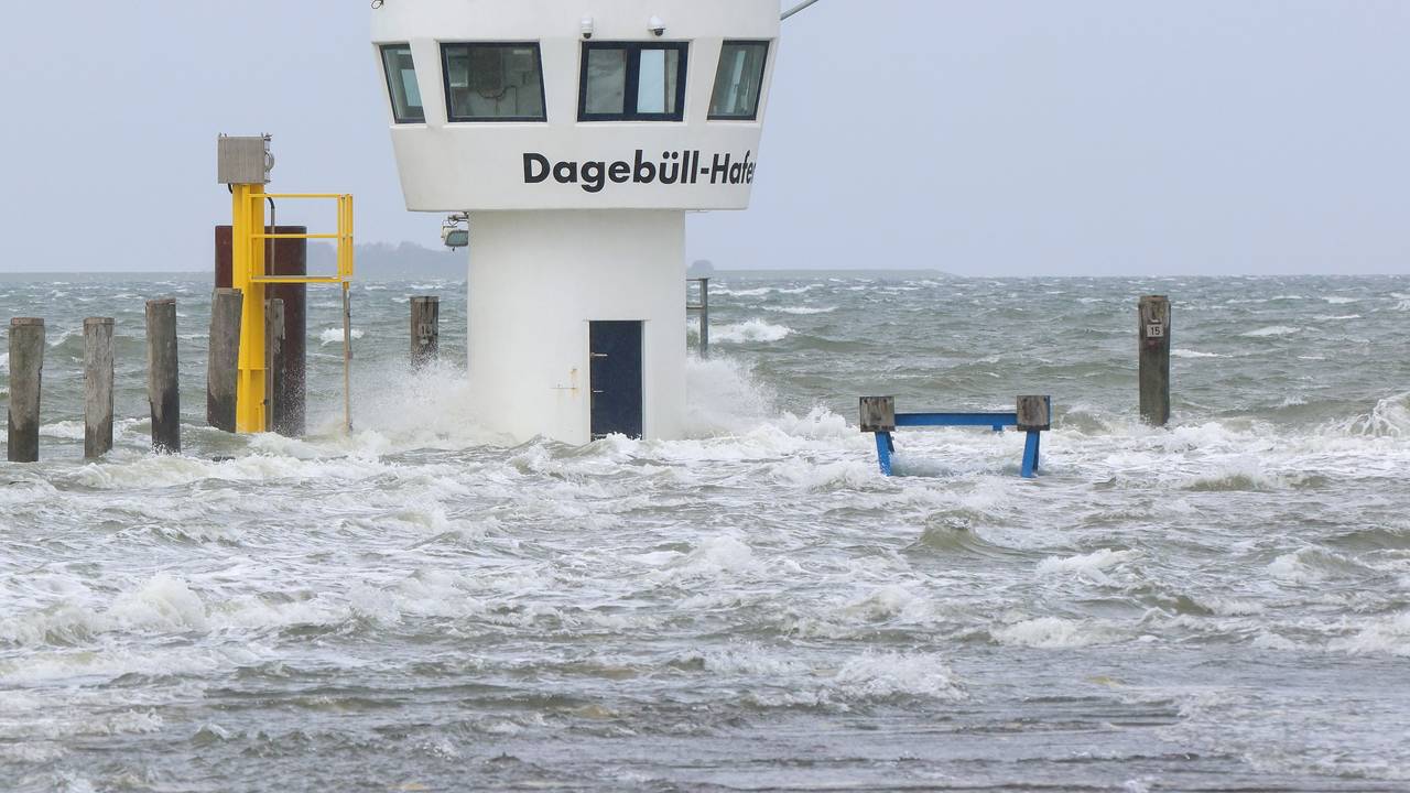 Wellen schlagen an einen Kontrollturm im Hafen. Teile des Fährhafens von Dagebüll werden bei einer Sturmflut überflutet.