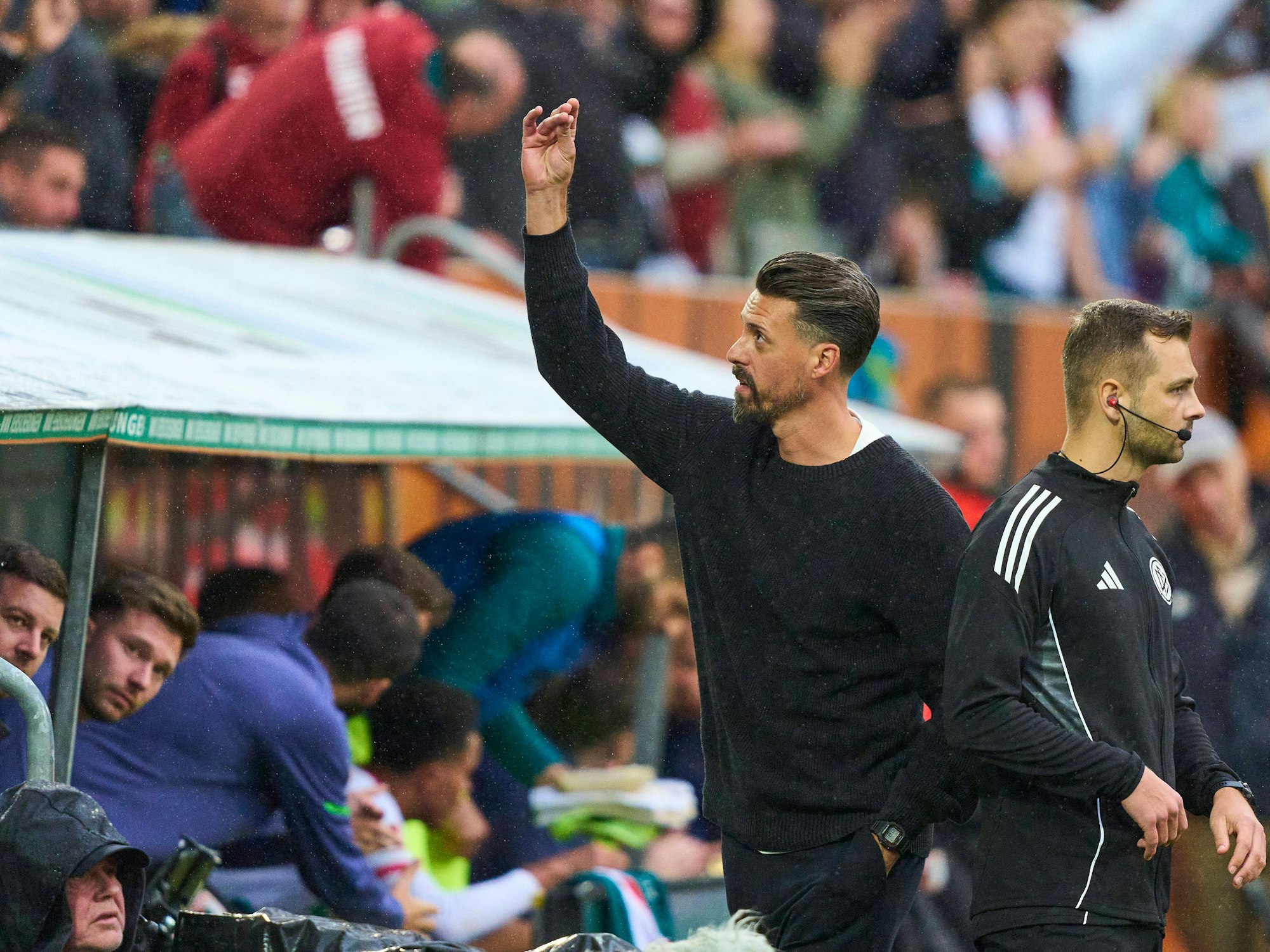 Sandro Wagner macht nach dem Sieg gegen Wolfsburg eine Geste Richtung Tribüne.