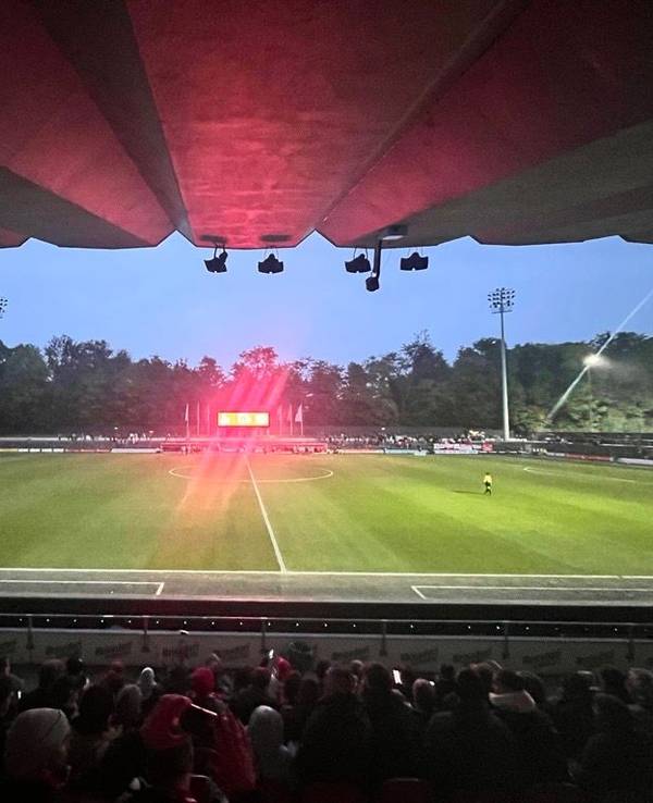 Das Franz-Kremer-Stadion im Halbdunkeln.