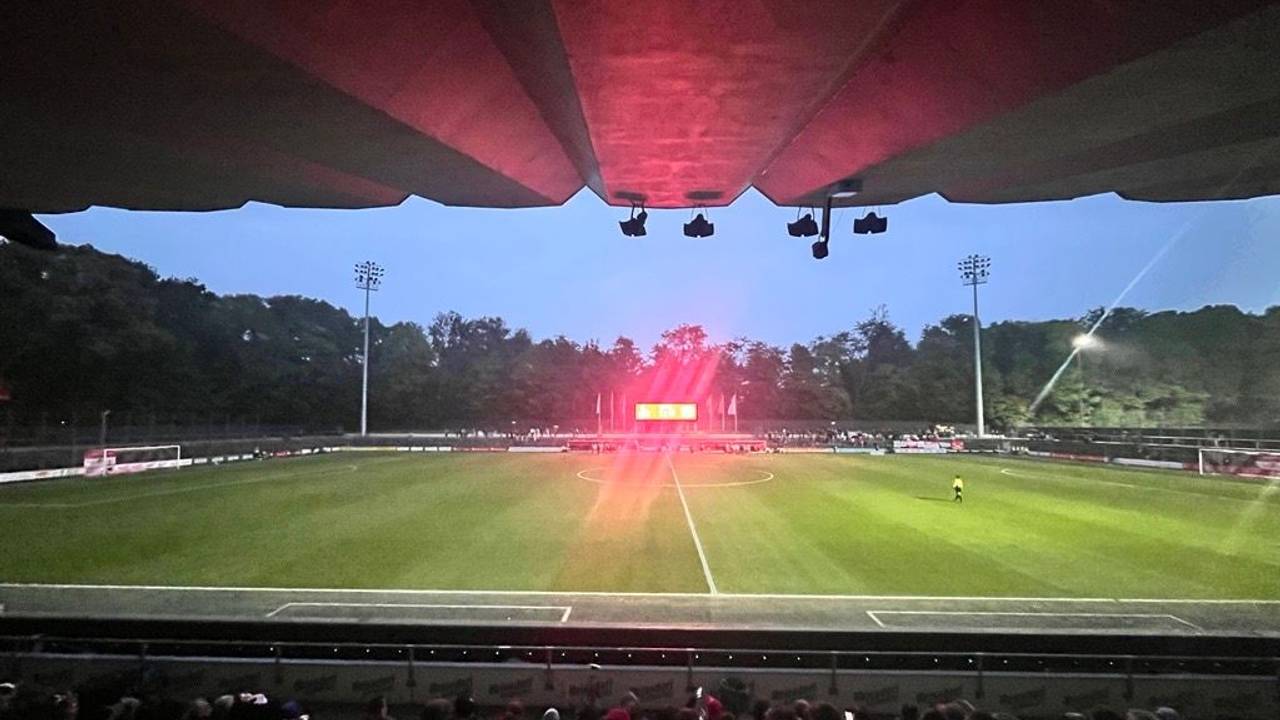Das Franz-Kremer-Stadion im Halbdunkeln.
