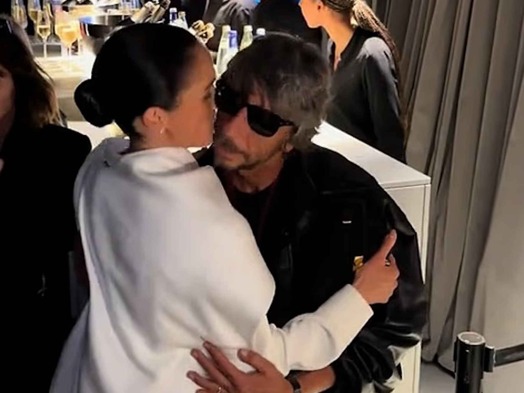 Meghan Markle gab dem italienischen Modedesigner Pier Paolo Piccioli bei der Paris Fashion Week einen unbeholfenen Kuss.