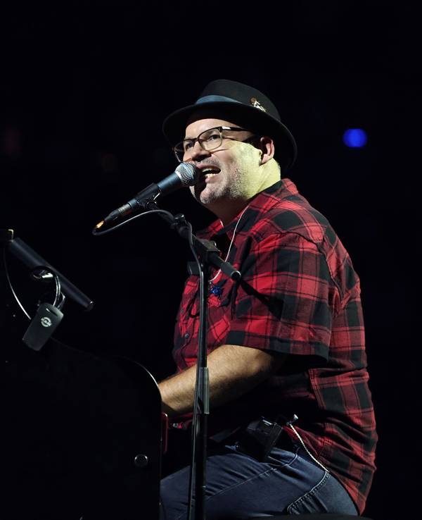 Björn Heuser sitzt in der Lanxess-Arena am Klavier.