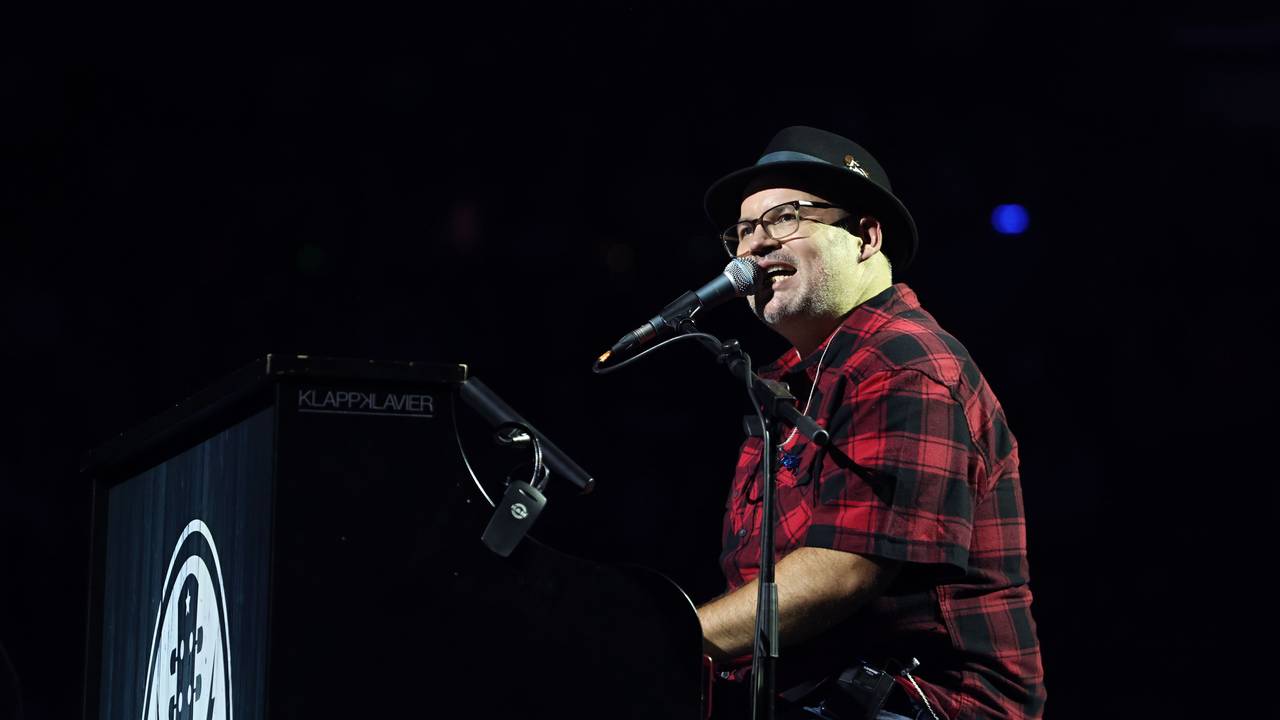 Björn Heuser sitzt in der Lanxess-Arena am Klavier.