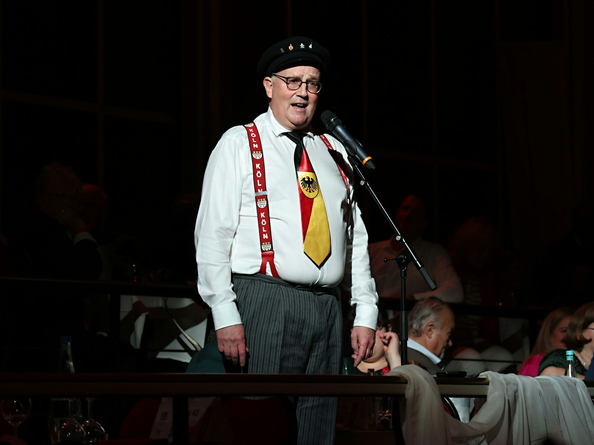 Jens Singer bei seiner Rede auf der Bühne.