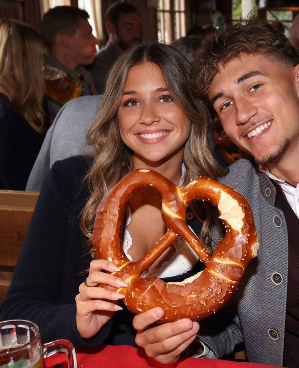 Tom Bischof und Josefine Scholl beim Besuch auf dem Oktoberfest.
