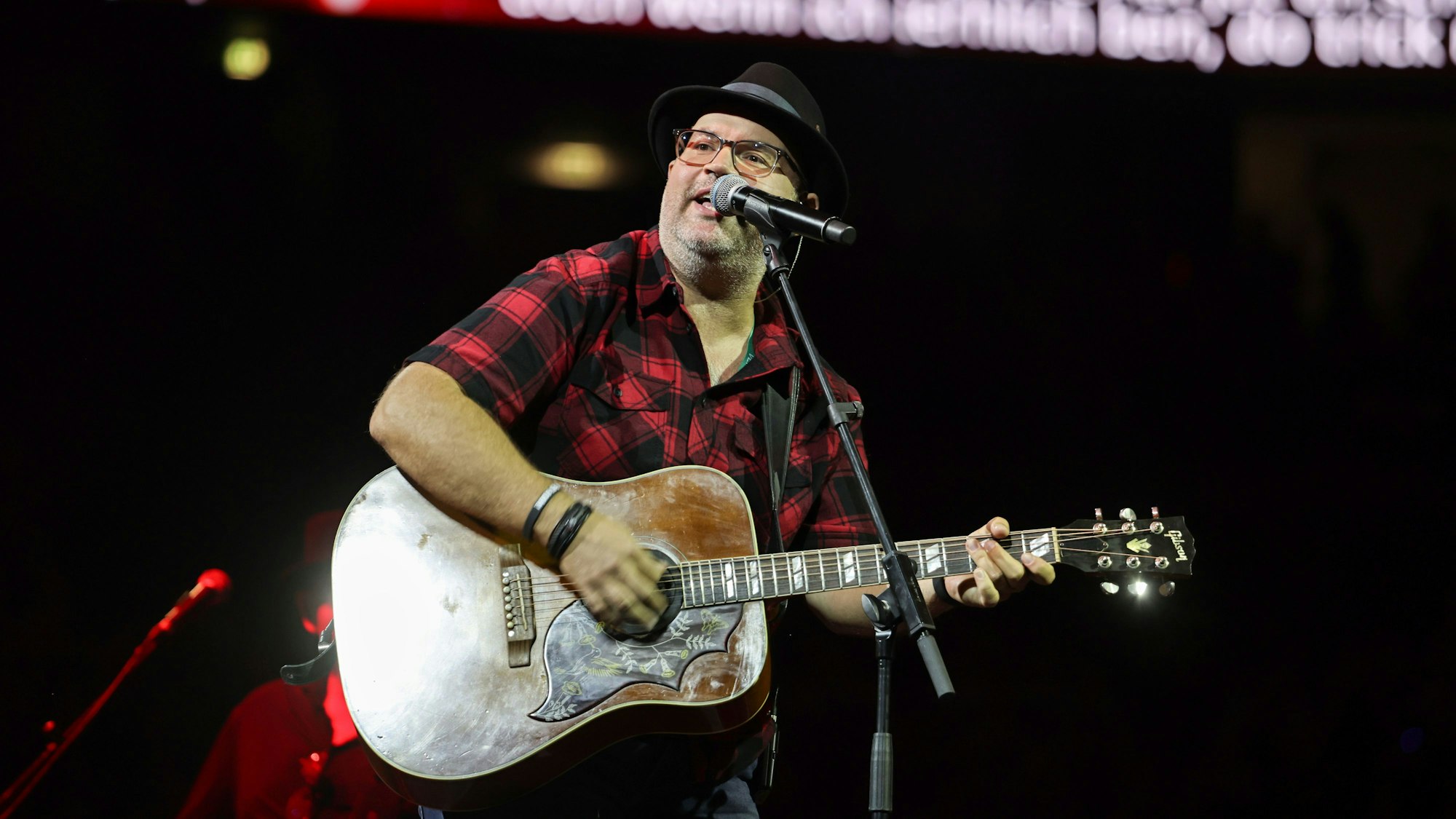 Björn Heuser auf der Bühne bei Kölle singt.