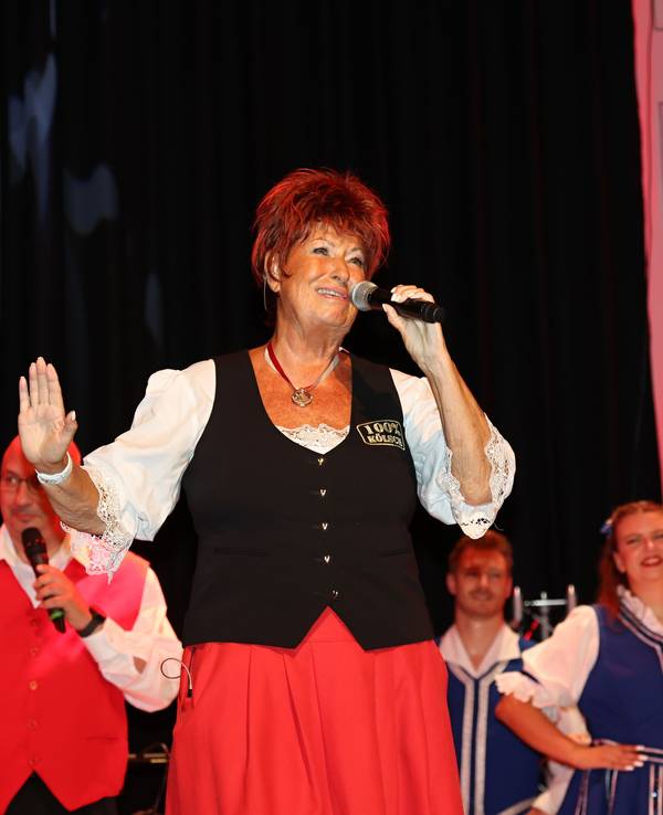Marita Köllner singt auf der Bühne.