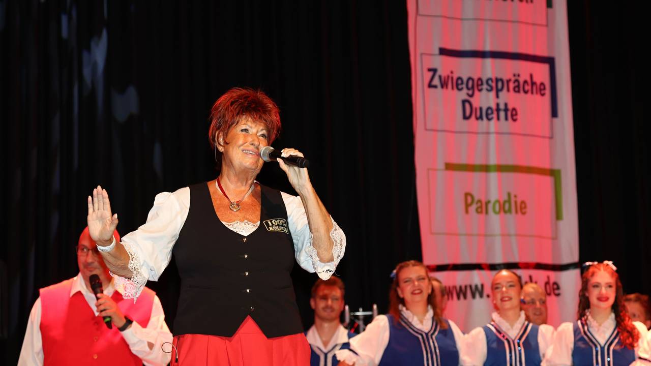 Marita Köllner singt auf der Bühne.