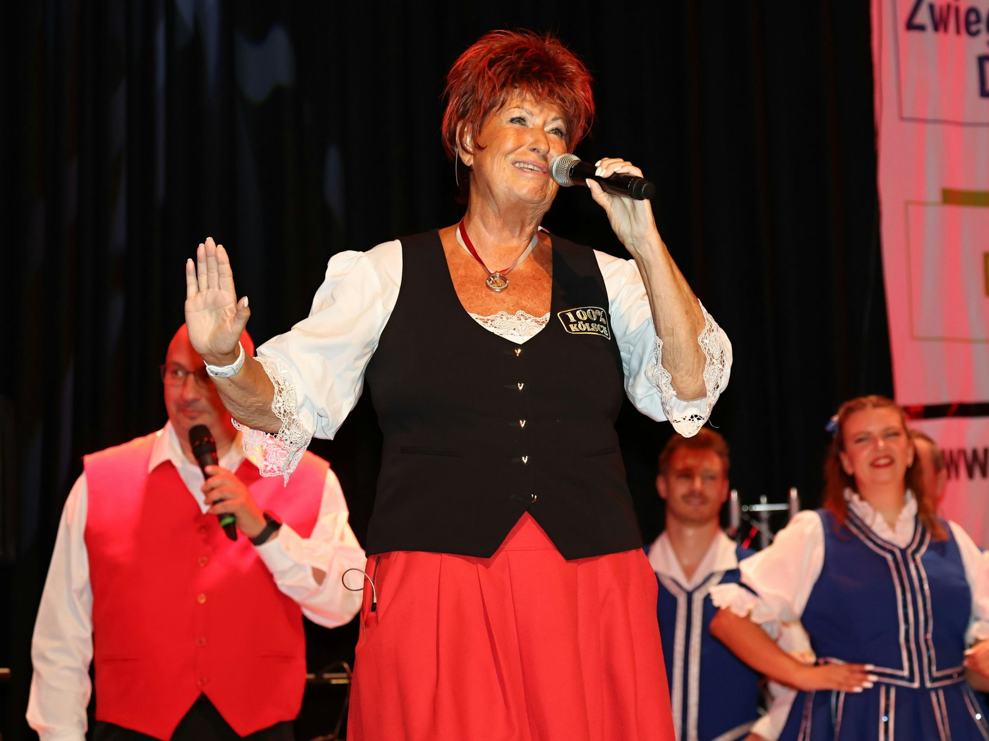 Marita Köllner singt auf der Bühne.