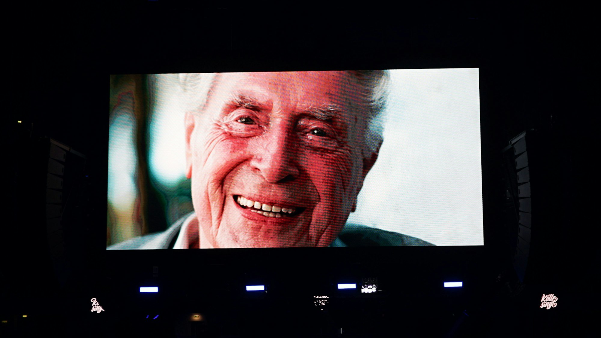 Ludwig Sebus wird auf dem Videowürfel eingeblendet.