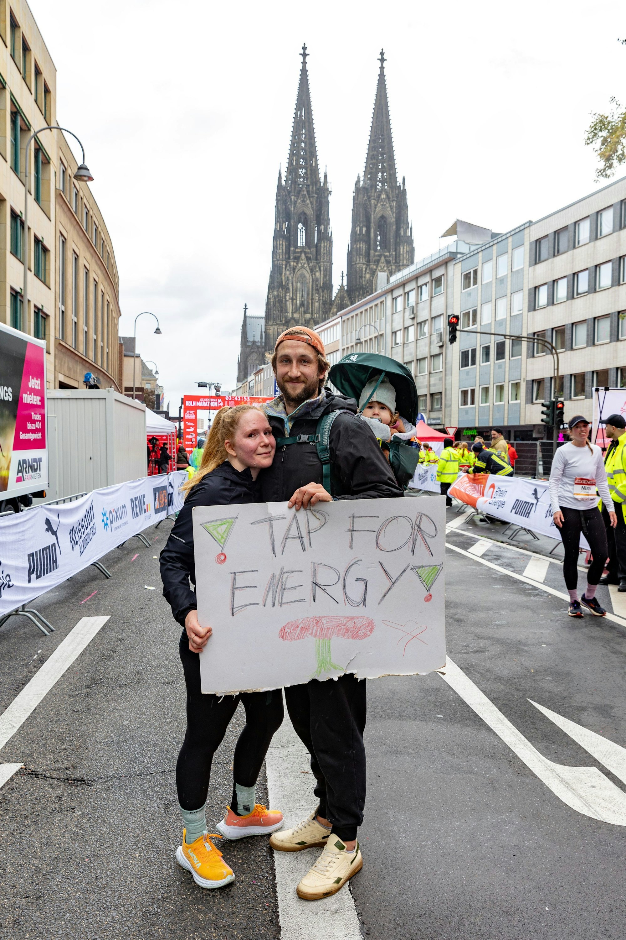 05.10.2025
Köln:
27. Generali Köln Marathon: Die Laufveranstaltung wird immer beliebter, in diesem Jahr sind 37.000 Teilnehmende angemeldet.
Joy, Malte und Tochter Lotti
Foto: Martina Goyert