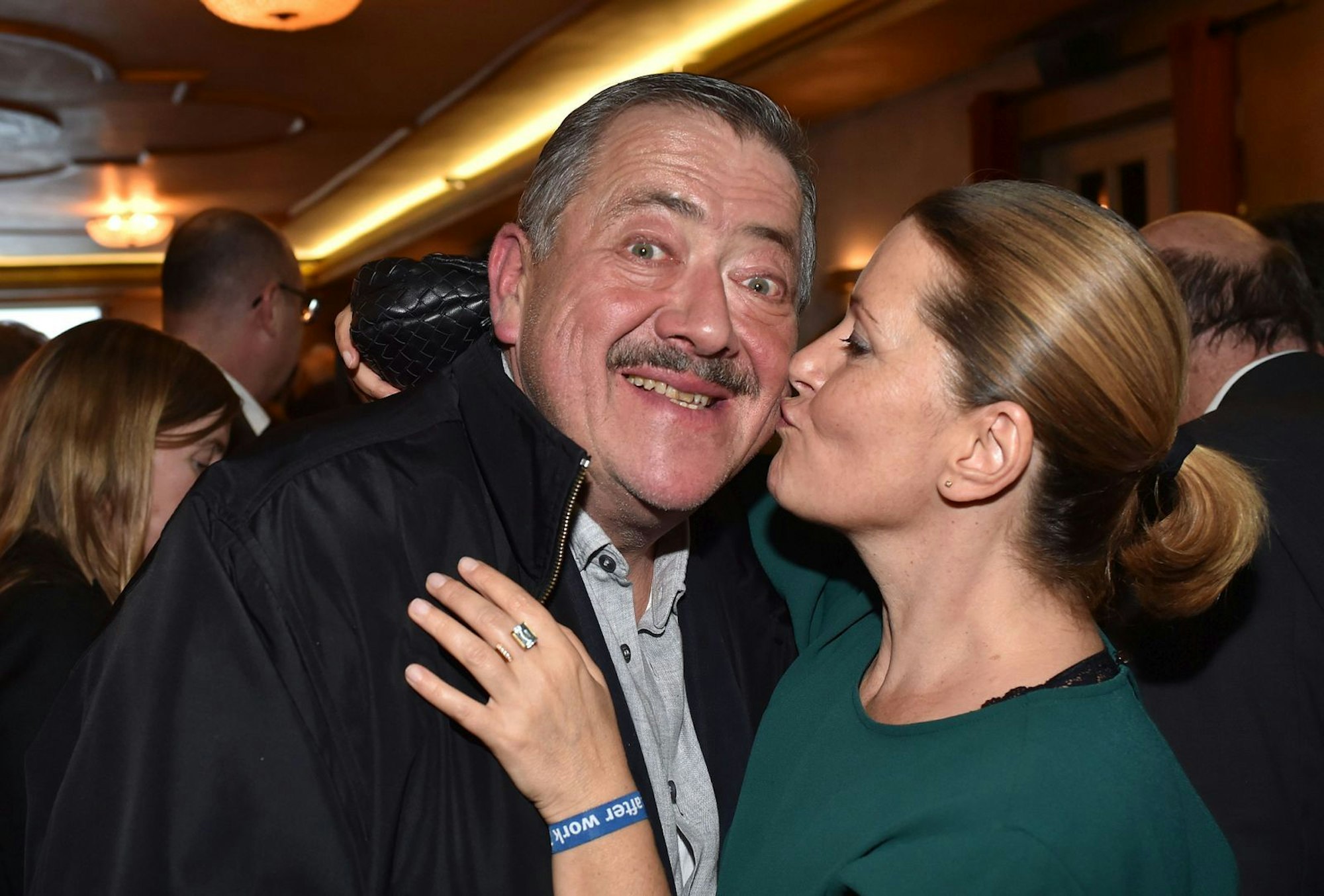 Ein Busserl unter Kollegen: Bei den „Rosenheim-Cops“ spielten Joseph Hannesschläger und Karin Thaler bis kurz vor seinem Tod im Januar 2020 ein Geschwisterpaar - und auch abseits der Kameras harmonierten die beiden Schauspieler offensichtlich bestens. (Bild: Hannes Magerstaedt / Getty Images)