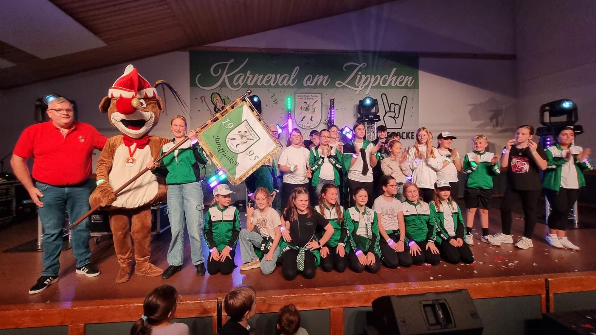 Die Tanzgruppe posiert mit den Kleinen Erdmännchen.