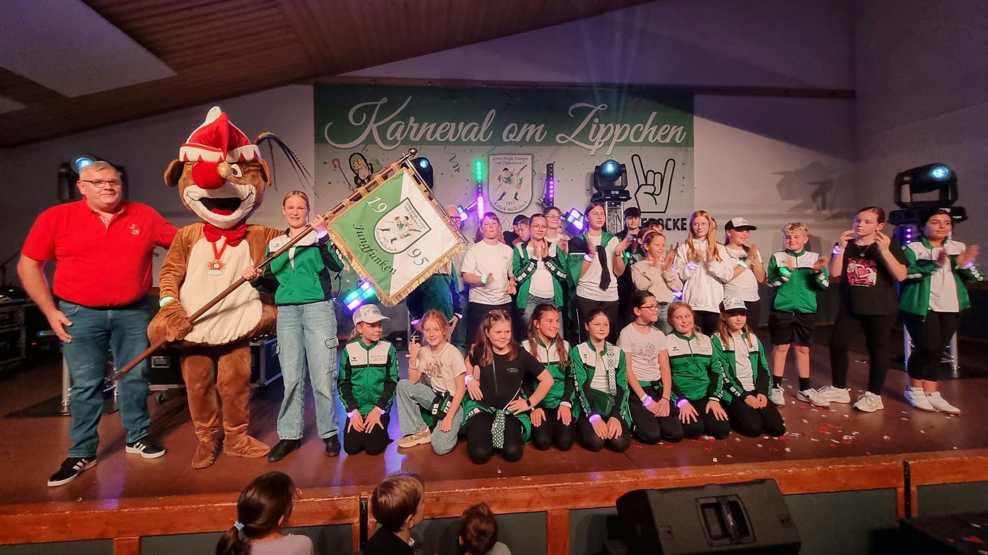 Die Tanzgruppe posiert mit den Kleinen Erdmännchen.