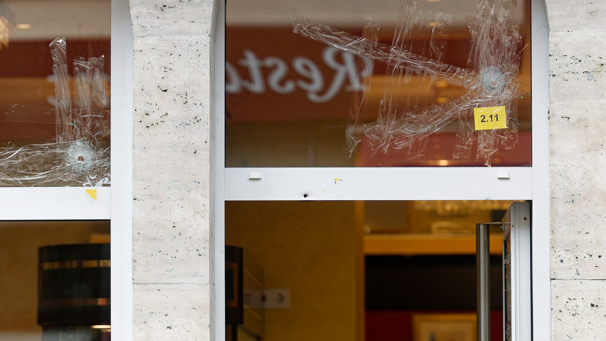 In zwei Fensterscheiben ist jeweils ein Einschussloch.